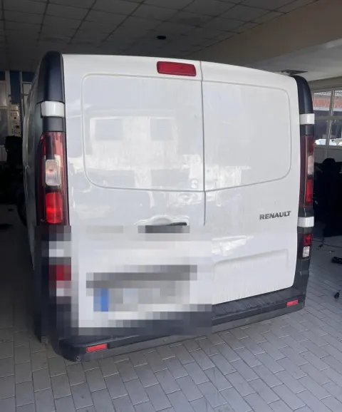 Ceo auto u delovima, beli Renault Traffic 1.6 dCi