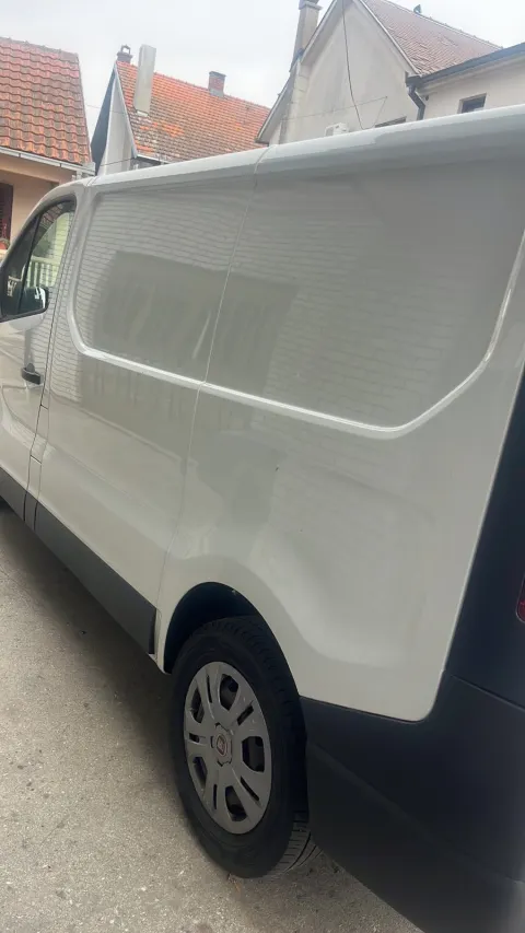 Ceo auto u delovima, beli Renault Traffic 1.6 dCi 3