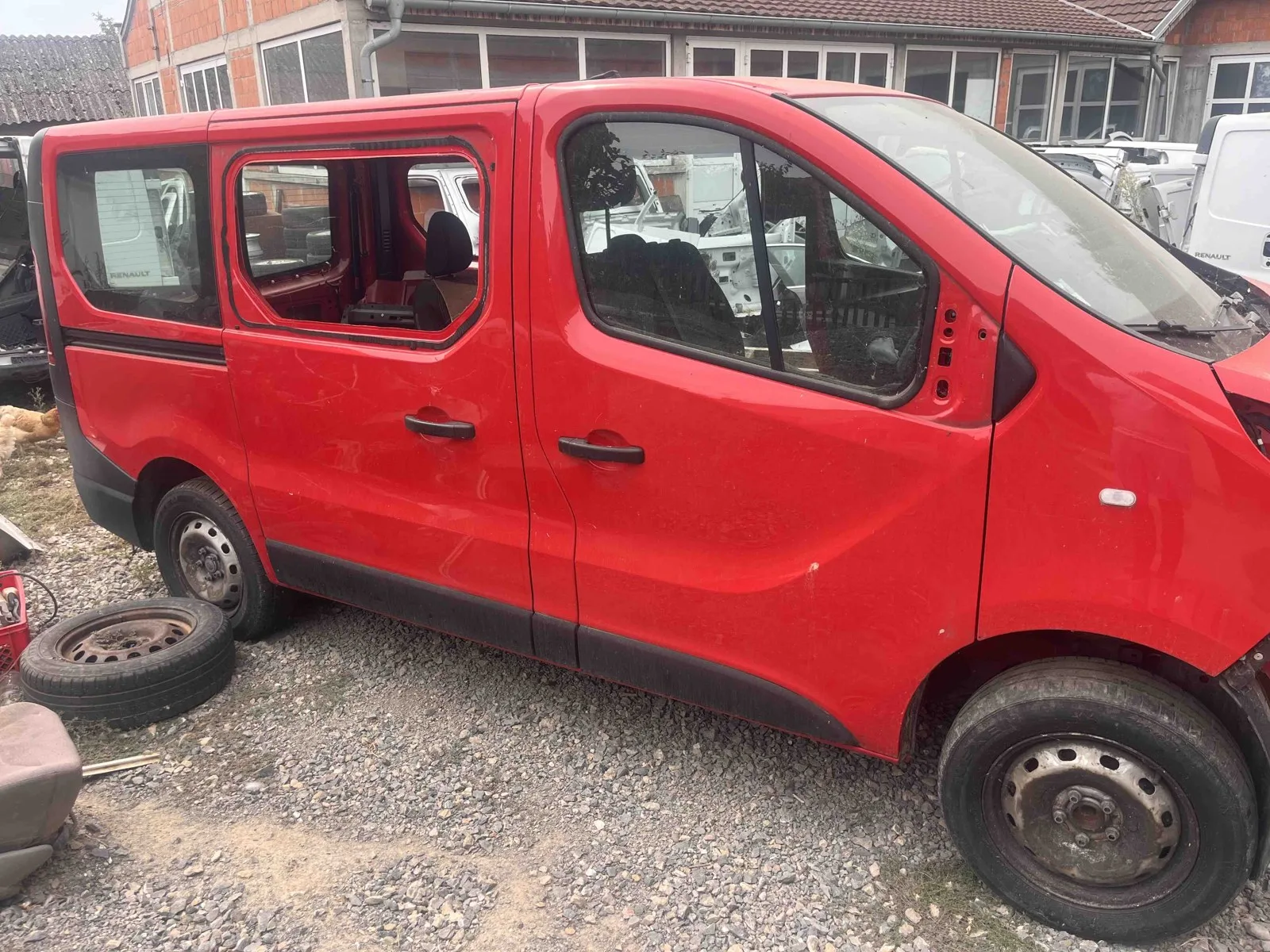 Ceo auto u delovima, crveni Renault Traffic 1.6 dCi