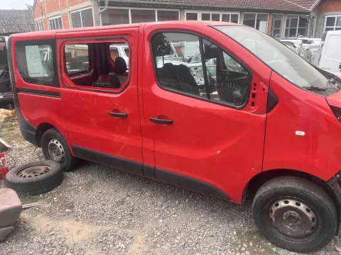 Ceo auto u delovima, crveni Renault Traffic 1.6 dCi