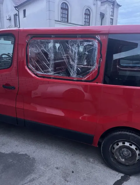 Ceo auto u delovima, crveni Renault Traffic 1.6 dCi 3