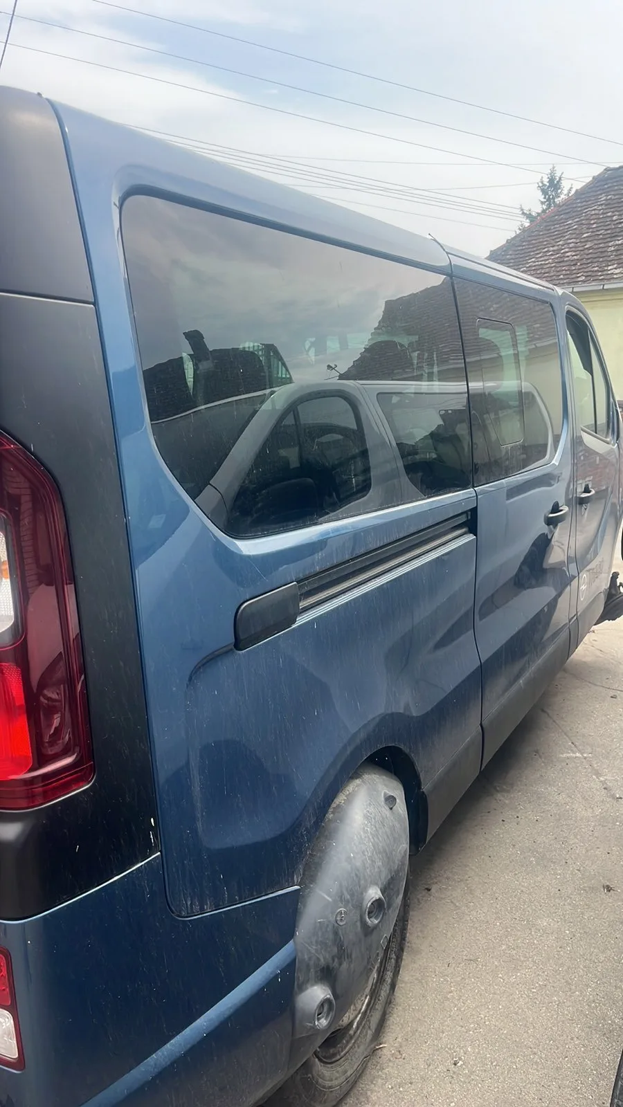 Ceo auto u delovima, plavi Renault Traffic 1.6 dCi