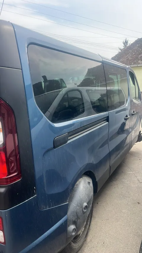 Ceo auto u delovima, plavi Renault Traffic 1.6 dCi