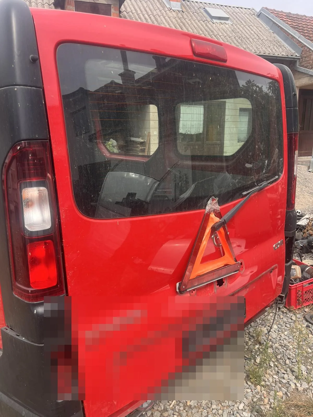 Gepek vrata, crvena Opel Vivaro 1.6 dCi