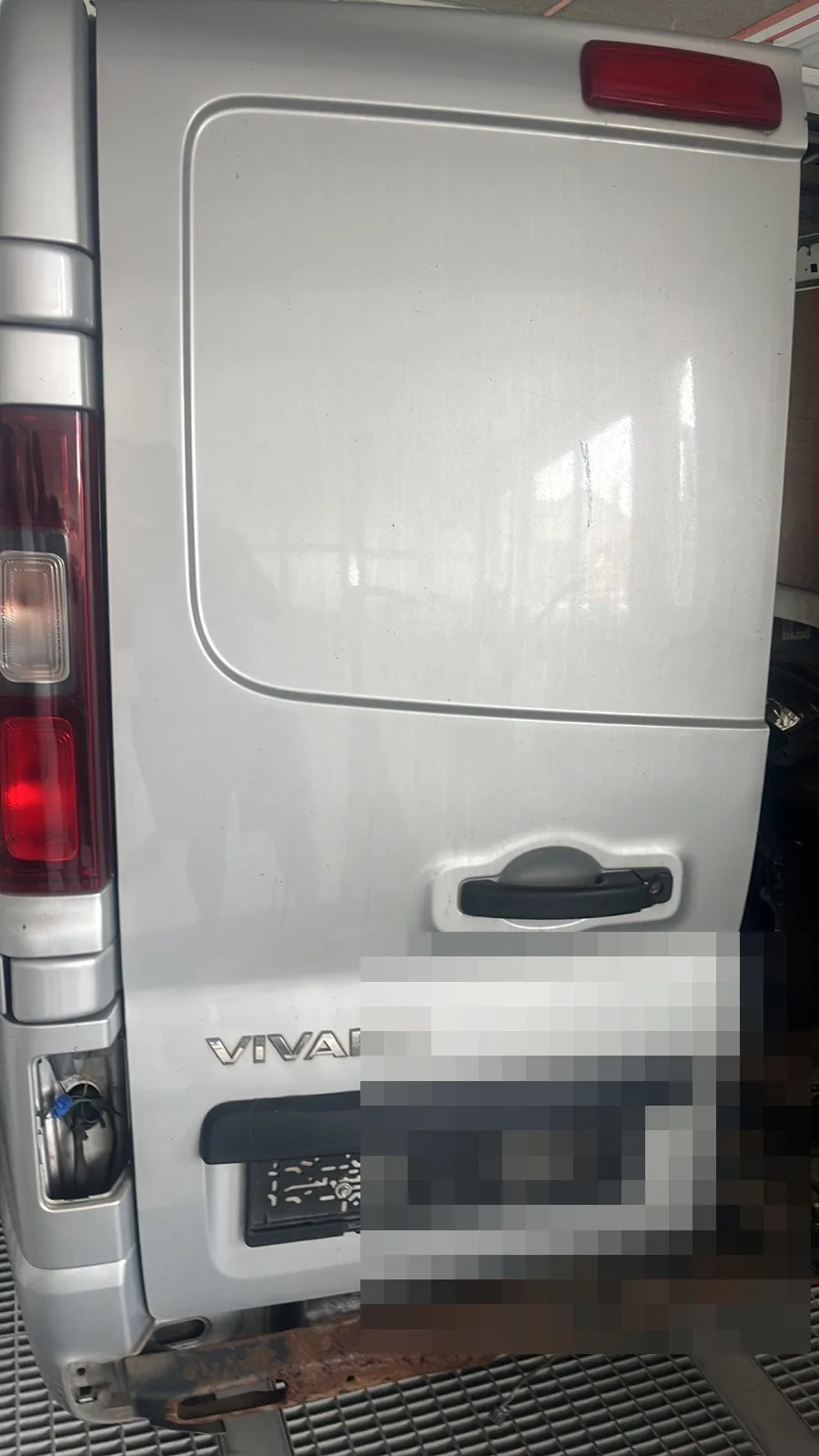 Gepek vrata, srebrna Opel Vivaro 1.6 dCi